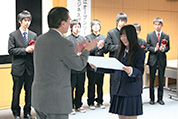 松浦市長から学生部門「最優秀賞」の目録を授与される今村彩様